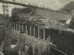 Costruzione dello scarico di alleggerimento della diga di Cignana - (C) Foto di A. Paoletti di Milano, 1927.