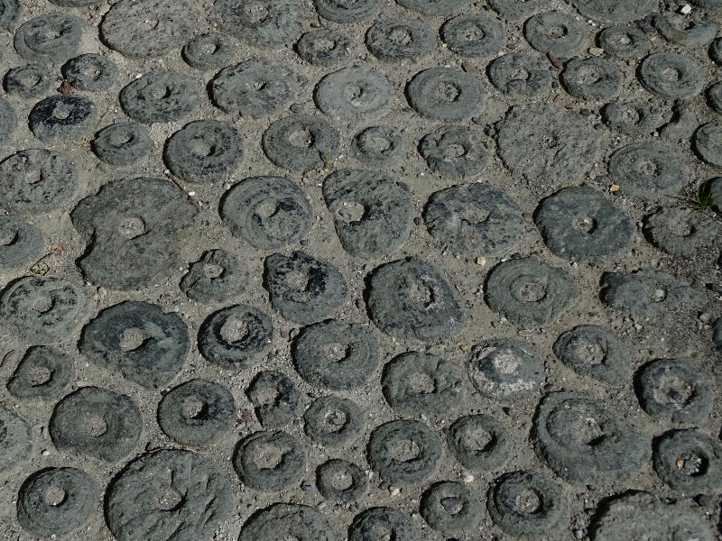 Scarti della tornitura di pentole in pietra ollare utilizzati come pavimentazione davanti alla cappella di Saint-Jacques-des-Allemands di Ayas - Foto di Gian Mario Navillod.