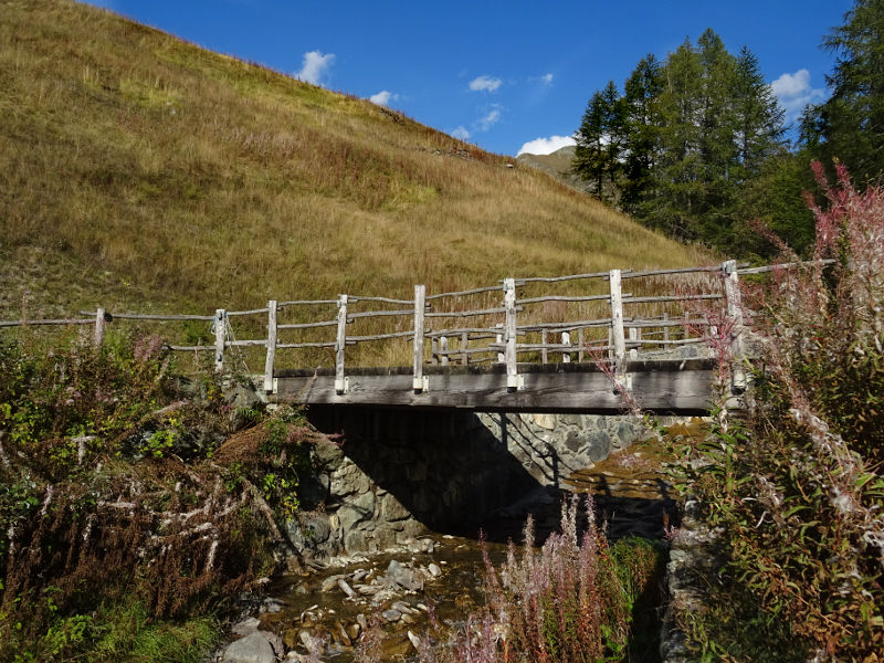 Ponte sul Torrente Chamois sotto la presa del Ru Veuillen - Foto di Gian Mario Navillod.
