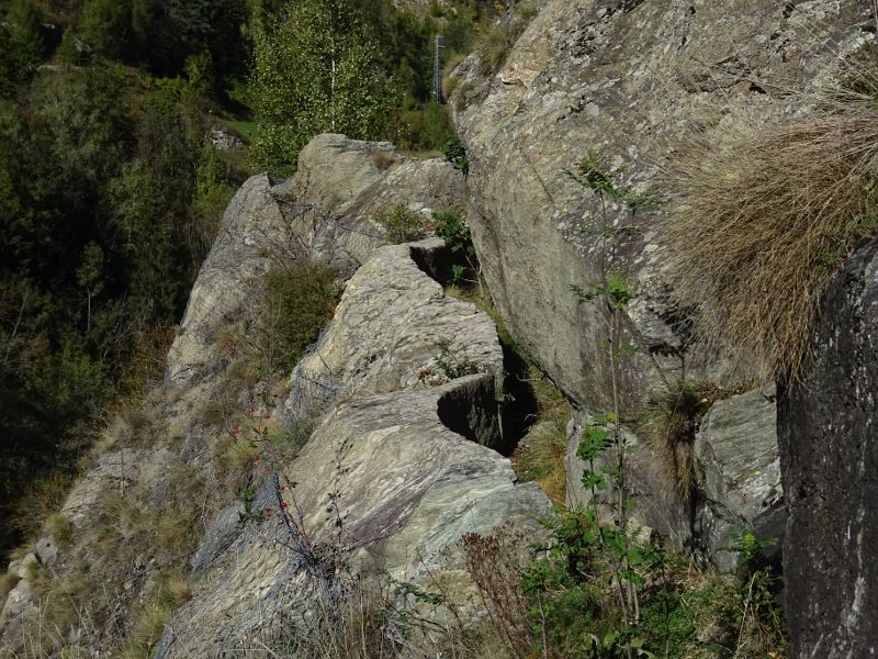 Tratto abbandonato del Ru Pompillard scavato nella roccia - Foto di Gian Mario Navillod.