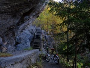Scaletta metallica lungo il Ru du Mont - Foto di Gian Mario Navillod.