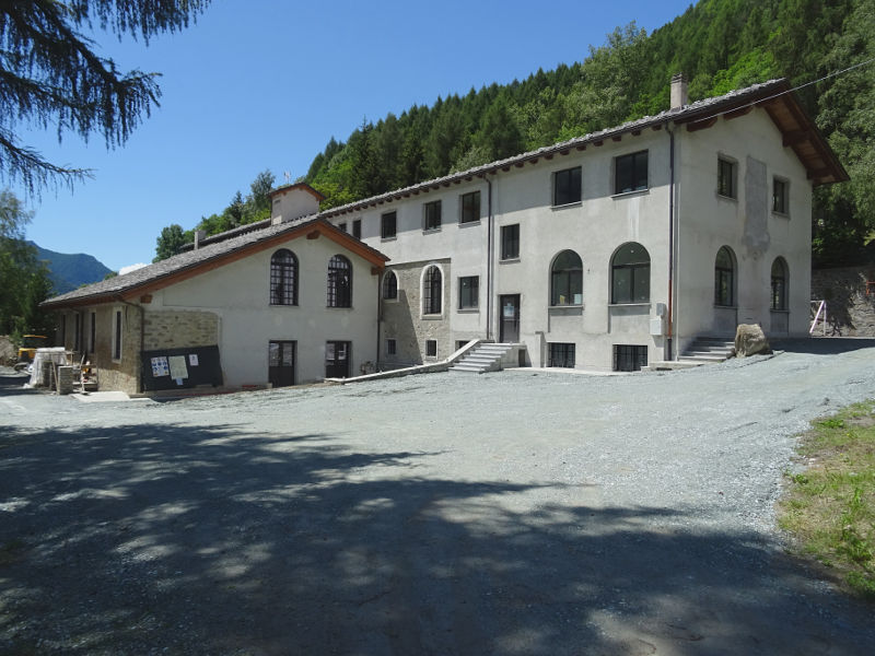 Ex complesso minerario de La Torretta lungo il Ru Herbal - Foto di Gian Mario Navillod.