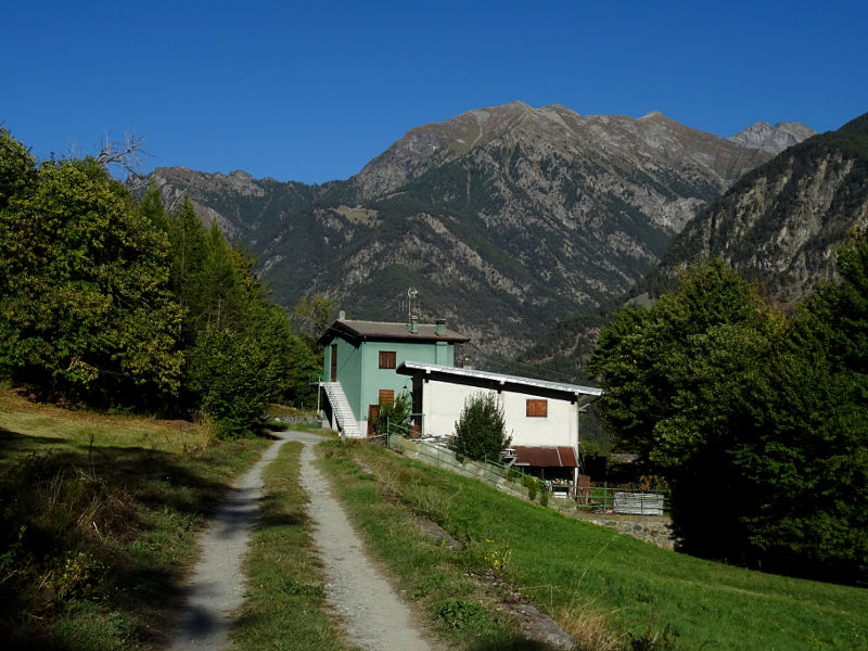 La casa verde di Vierin lungo il Ru Herbal - Foto di Gian Mario Navillod.
