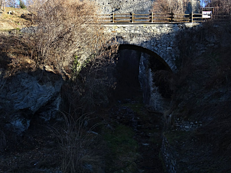 Petit-Arvou ponte acquedotto del Ru Champapon sul Torrente Parleaz - foto di Gian Mario Navillod.