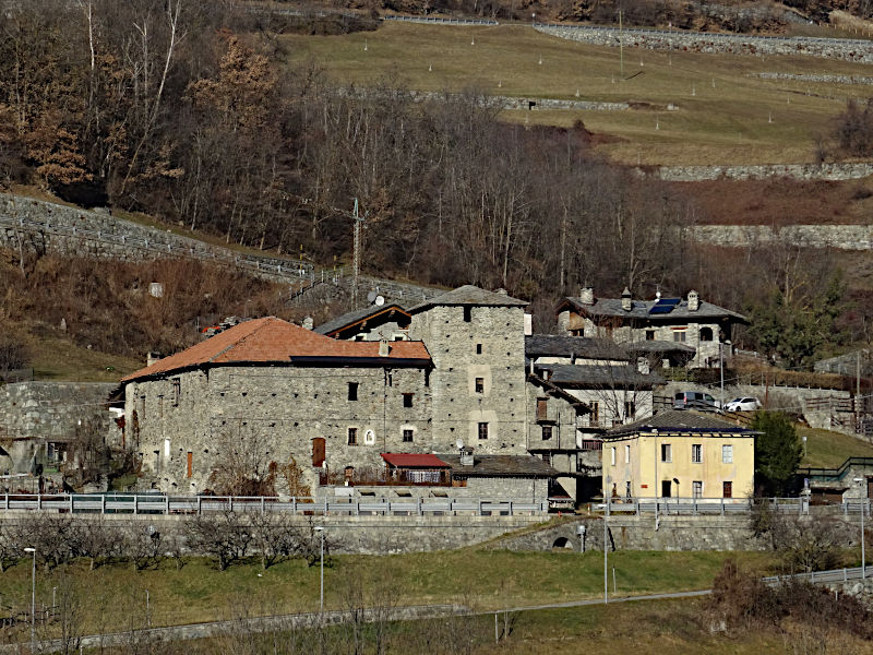 Villaggio e casaforte di Rhins visti dal Ru Prévôt - foto di Gian Mario Navillod.