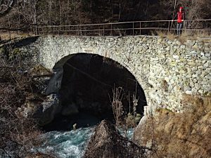 Ponte acquedotto del Ru des Vignes visto dalla presa del Ru Prévôt - foto di Gian Mario Navillod.