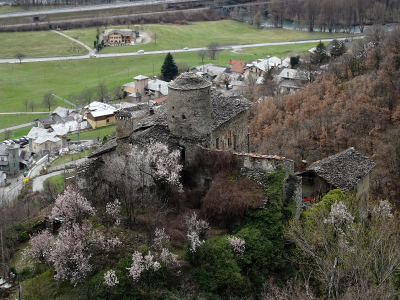 Castello di Nus visto dal Ru du Château - foto di Gian Mario Navillod.