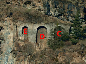 Archi C, D, E del Ru du Pan Perdu di Antey - foto di Gian Mario Navillod.