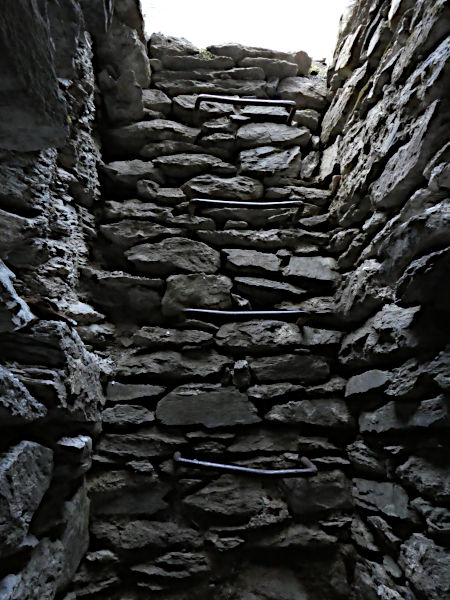 Pozzo della batteria in caverna della Linea Cadorna di Plan Puitz - foto di Gian Mario Navillod.