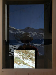Riflessi sulla porta d'ingresso al Bivacco Claudio Bredy nel vallone di Vertosan - Foto di Gian Mario Navillod