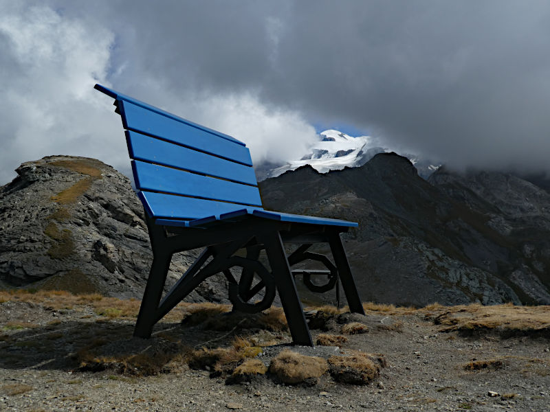 La Big Bench azzurra della Motta di Plété - Foto di Gian Mario Navillod
