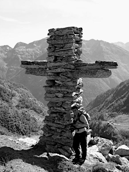 Croce di pietra salendo al Bivacco Aldo Cravetto di Issime - Foto di Gian Mario Navillod.