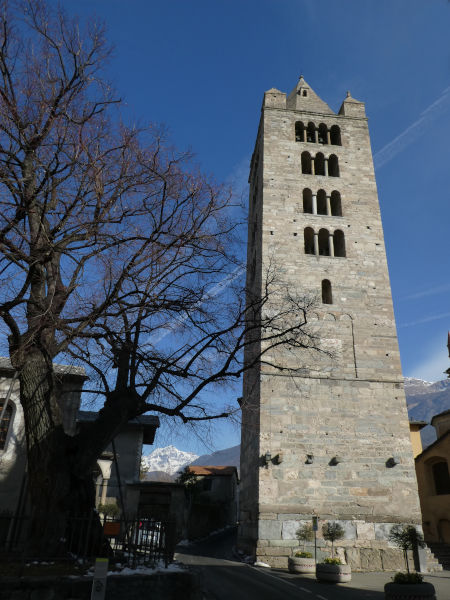 Lungo la Via Francigena - Il tiglio (Tilia platyphyllos) e il campanile di Sant'Orso - Foto di Gian Mario Navillod.