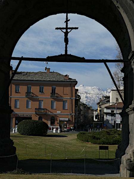 Lungo la Via Francigena - L'arco di Augusto di Aosta - Foto di Gian Mario Navillod.