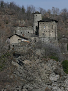 Lungo la Via Francigena - Castello di Nus dal Ru de Mazod - Foto di Gian Mario Navillod.