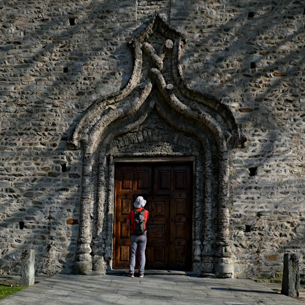 Lungo la Via Francigena - Il portale della Parrocchiale di Arnad (XV secolo) - Foto di Gian Mario Navillod.