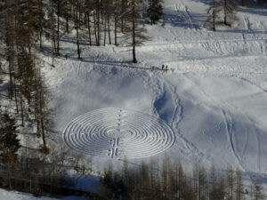Il labirinto di San Valentino 2024 a Chamois - Foto di Gian Mario Navillod.