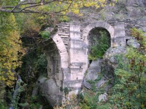 Lungo la Via Francigena - Spalla est del ponte della strada romana delle Gallie a Saint-Vincent - Foto di Gian Mario Navillod.