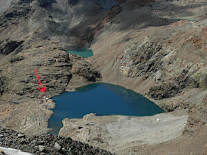 Gran Lago di Cignana (Valtournenche) la freccia rossa indica tratto di diga demolito - In alto il Lago del Dragone- Foto di Gian Mario Navillod.