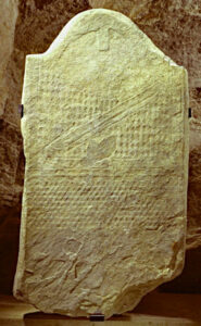 Stele antropomorfa n. 25, Sion, necropoli del Petit-Chasseur © Musées cantonaux du Valais, H. Preisig - CC BY-SA 4.0