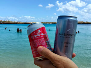 Birra che pubblicizza la Valle d'Aosta a Lampedusa - Foto di Gian Mario Navillod.