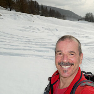 L'autore all'ingresso del labirinto 8.3 di Chamois, la pista per ciaspole dedicata alla Giornata internazionale della donna dell'8 marzo 2026 - Foto di Gian Mario Navillod.