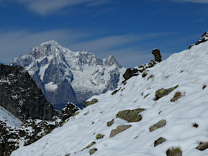 Il Monte Bianco e il cane di pietra sulle pendici della Tour Ronde di Avise - Foto di Gian Mario Navillod.