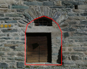 Porte d'accesso al piano terreno del campanile di Antey (1186) - Foto di Gian Mario Navillod.