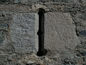 Feritoria al secondo piano del campanile di Antey (1186) - Foto di Gian Mario Navillod.