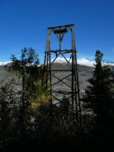 Il pilone in legno della teleferica lungo il Ru de Runaz - Foto di Gian Mario Navillod.