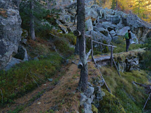 Muro di sostegno e pietraia lungo il Ru de Runaz - Foto di Gian Mario Navillod.