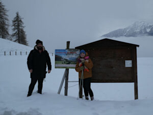 La Signorina Pauline *** all'aeroporto di Chamois per l'inaugurazione del labirinto di Natale 2025. A sinistra l'addetto alla sicurezza - Foto di Gian Mario Navillod.