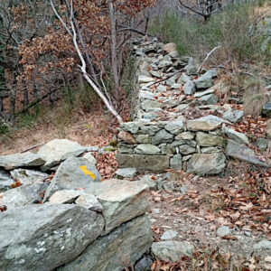 Trincee lungo il sentiero percorso da Stendhal per aggirare il Forte di Bard - Foto di Gian Mario Navillod.