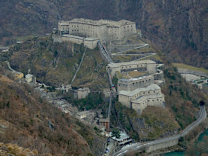 Il Forte di Bard visto dal sentiero percorso da Stendhal nel maggio 1800 - Foto di Gian Mario Navillod.