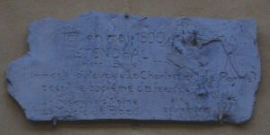 Targa nel borgo di Bard che ricorda il passaggio di Stendhal sul sentiero per Albard di Bard. L'autore delle Certosa di Parma e il Primo Console si tennero prudentemente al riparo dai cannoni del forte e non attraversarono il borgo nel maggio del 1800 - Foto di Gian Mario Navillod.