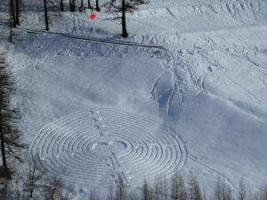 Il labirinto di San Valentino 2026 a Chamois. Sopra il puntino rosso tre turisti a passeggio - Foto di Gian Mario Navillod.