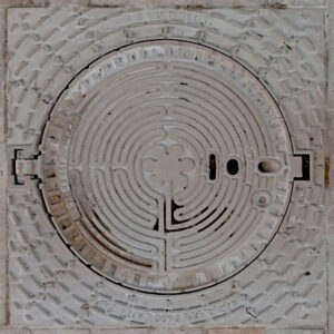 Chiusino di un tombino della città di Chartres sul quale è raffigurato il labirinto omonimo - Foto di Gian Mario Navillod.