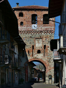 Lungo la Via Francigena - Torre dell'Orologio di Piverone - Foto di Gian Mario Navillod.