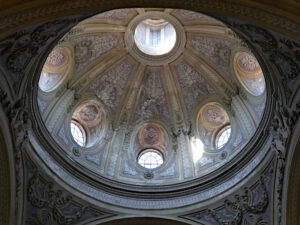 Lungo la Via Francigena - L'elegante cupola della parrocchiale di Cavaglià - Foto di Gian Mario Navillod.