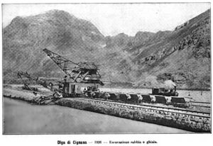Escavatore in servizio alla diga di Cignana per la raccolta di sabbia e ghiaia e Decauville a vapore - da Annali dei lavori pubblici, Roma, 1927.