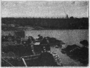 Il villaggio di Cignana sommerso dal primo riempimento del bacino nel 1928 (da Sincronizzando rivista mensile di elettricità e varietà del gennaio 1929)