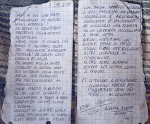 Appunti nel bivacco Duccio Manenti - Foto di Gian Mario Navillod.