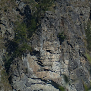La Beurta Teta, la Brutta Testa di La Magdeleine vista da vicino: delle rocce, delle ombre e degli alberi - Foto di Gian Mario Navillod.