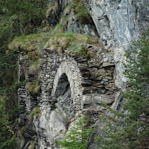 Sezione di un arco del Ru du Pan Perdu di Antey con accesso da Berzin - foto di Gian Mario Navillod.