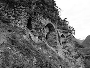 Archi del Ru du Pan Perdu di Antey con accesso da Berzin - foto di Gian Mario Navillod.